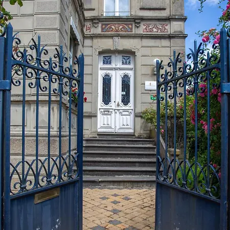 Le Petit Chateau Bed & Breakfast