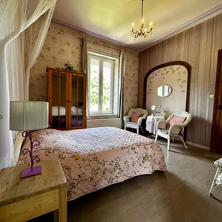 Le Petit Chateau Bed and breakfast